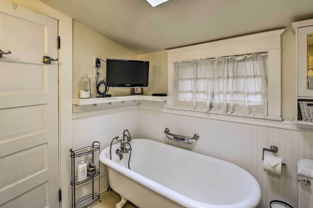 Serene Tacoma Home w/ Furnished Deck  Views! - Property Image 4