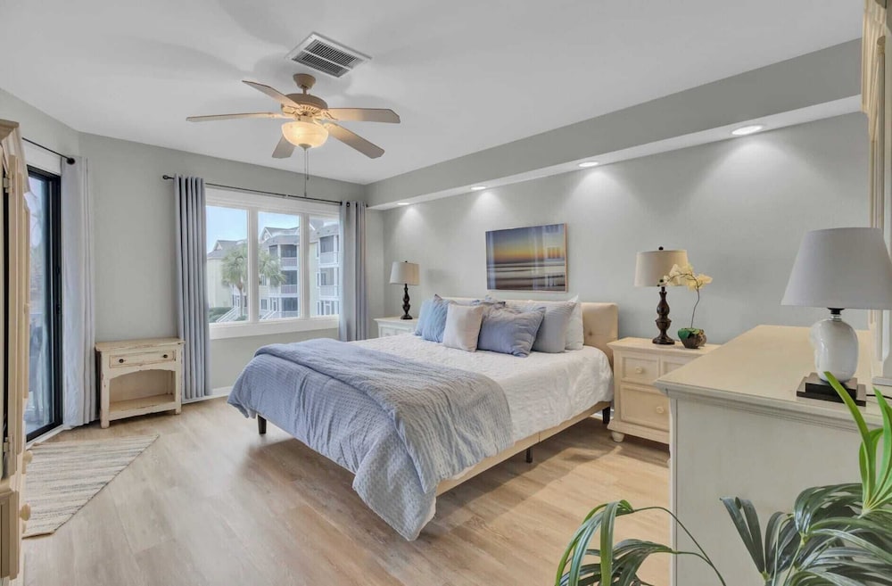 202 D Port O Call by Avantstay Beach Condo