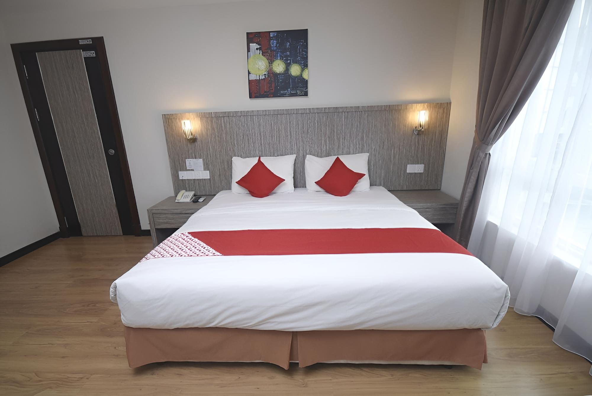 Super OYO 985 Hotel Nur