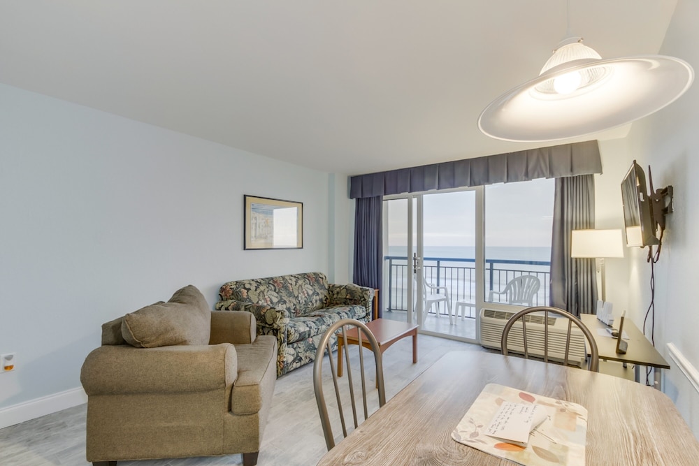 Boardwalk Resort by Hosteeva