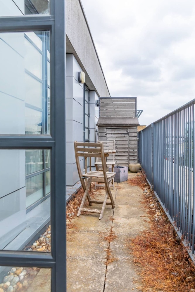 Serene 1BD Canal-side Flat w/ Terrace - Haggerston