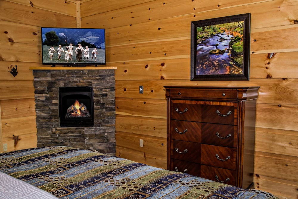 Breathtaking 14BR Cabin: Elevator Views Games Hot Tubs Galore, Billede 22