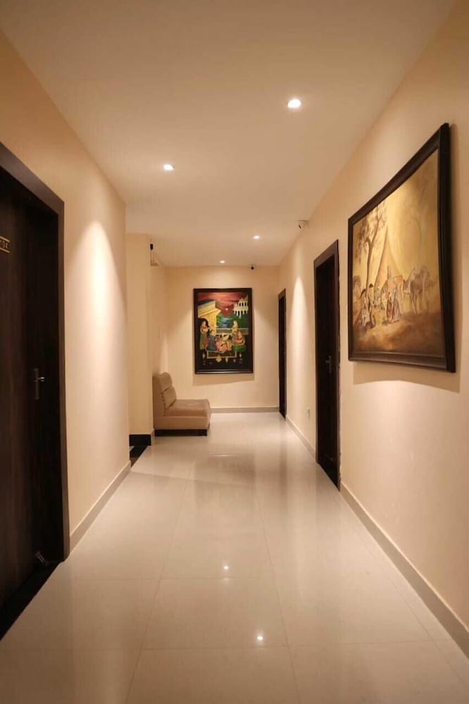 Regal Guest House by ROH
