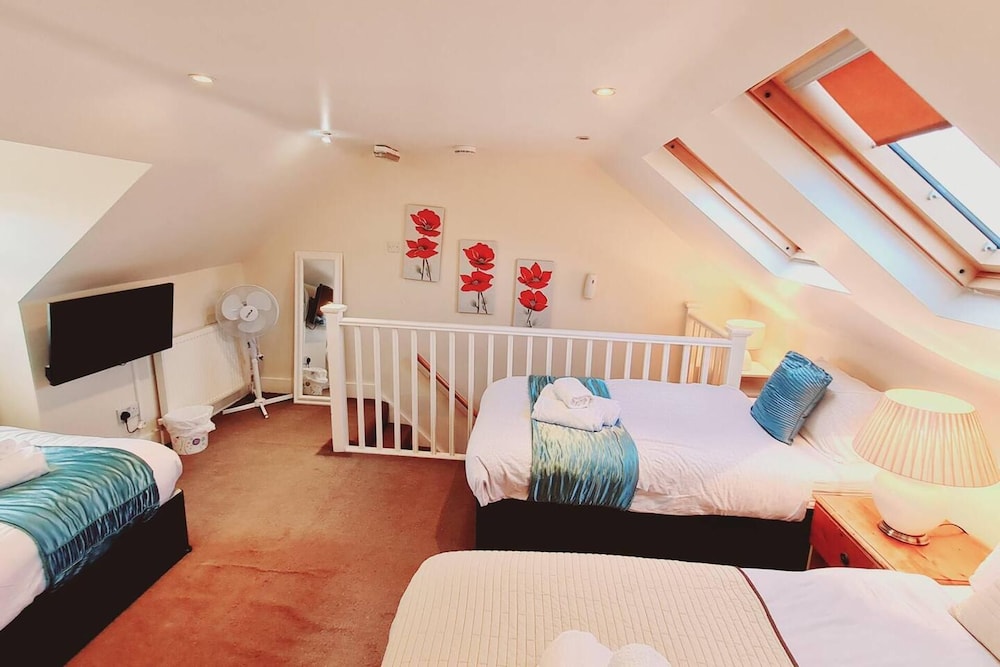 Cedar Villa - Inviting 5-bed House in Chatham- view 2