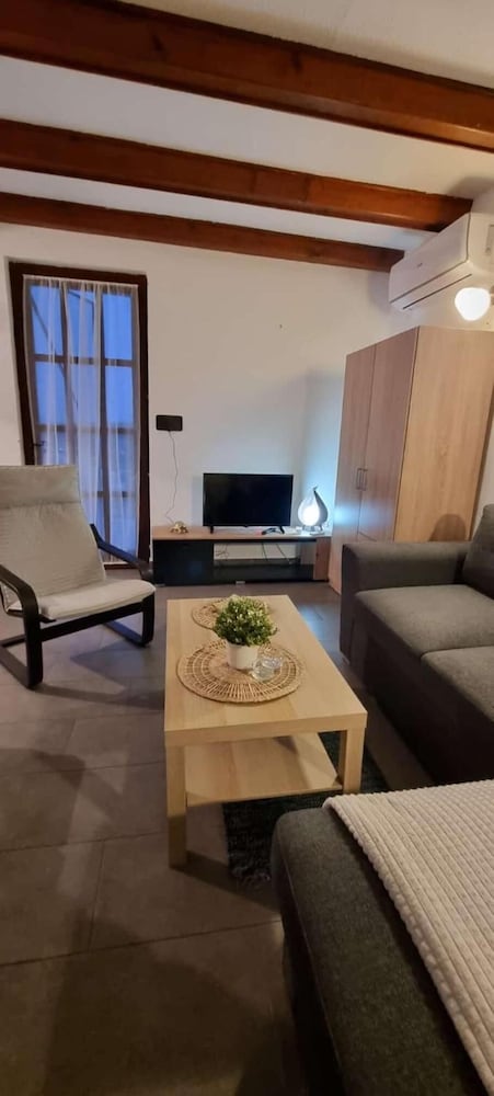 Holiday House in Smederevo With City, Garden, and River Views