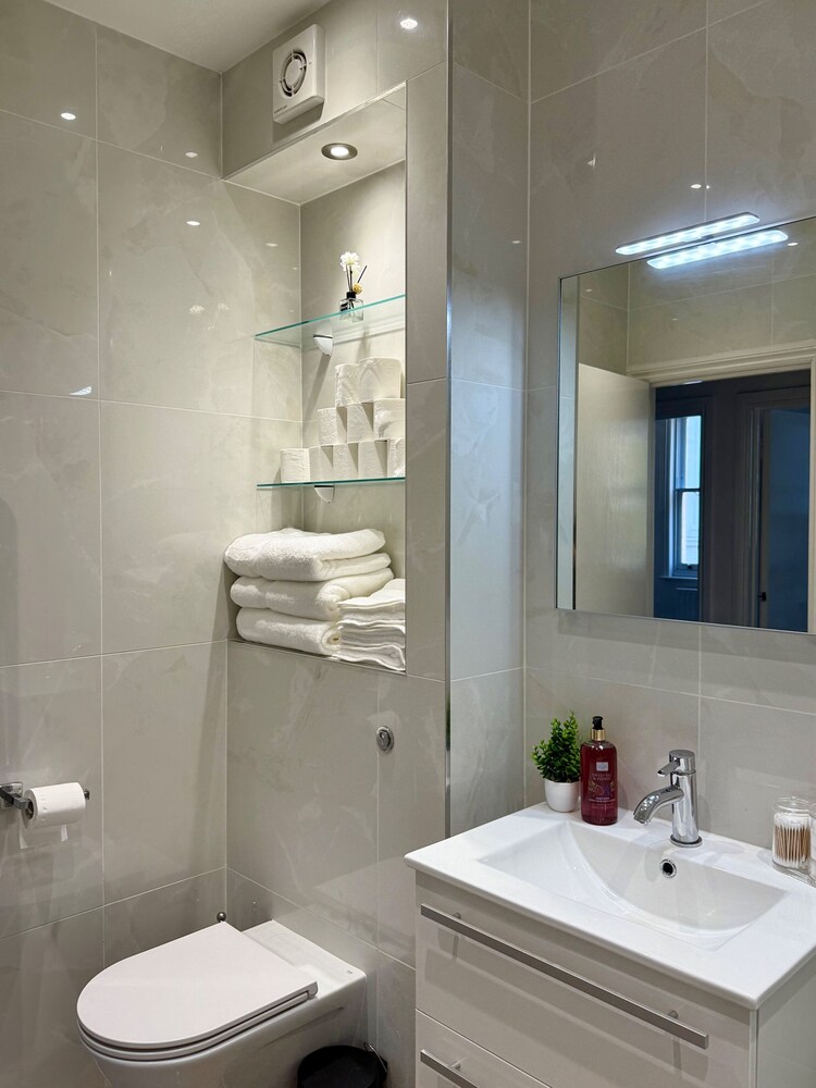 2bed Apartment-sleeps 4, Pets Ok & Balcony