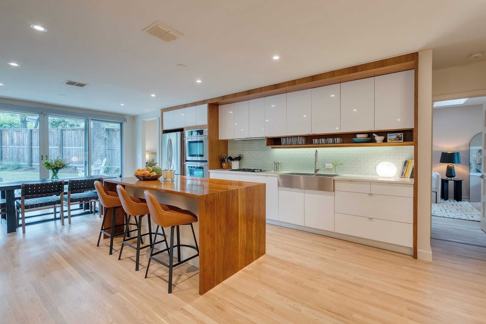 Modern Austin Home w/ Pool, Putting Green & Coffee Nook Townes Retreat by Avantstay