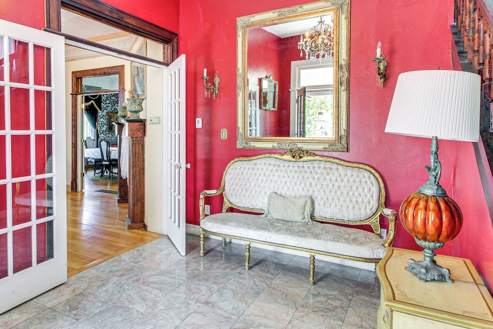 < 1 Mi to Downtown Abq: Historic Manor w/ Patio!