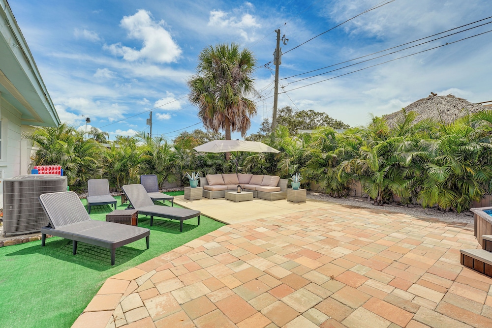 4 Mi to Beach! Furnished Outdoor Oasis in Seminole