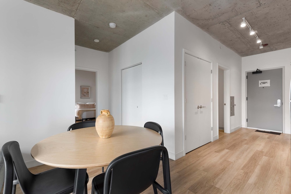 Large Group Lincoln Park 4BR Near Train More