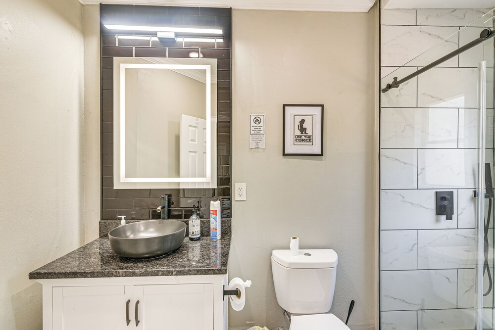 2 Mi to Dtwn: Walkable Apt in Houston!