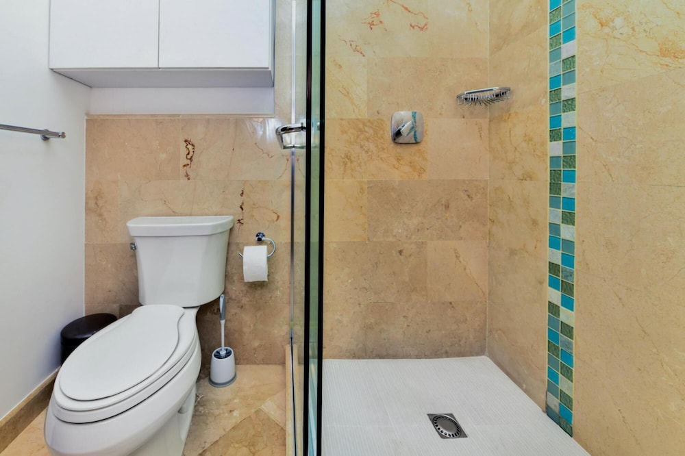 Amazing 1BR 2BA Condo Great Location w Pool GYM