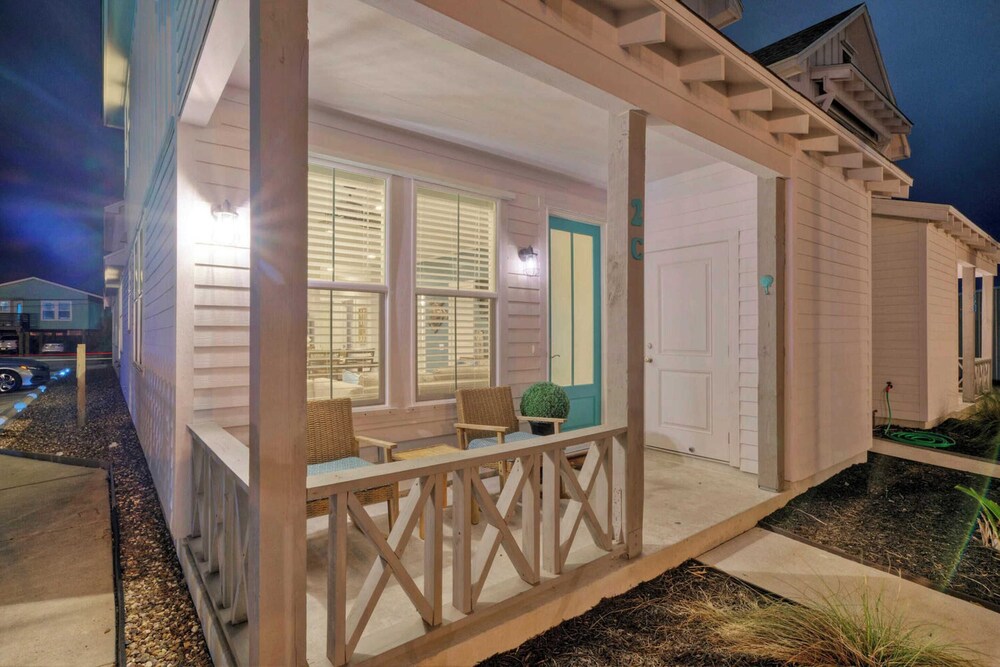 2 Homes in Old Town by Avantstay Sleeps 19, Pool, Newly Built Walk to Eats, Music, & More