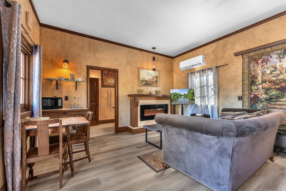 The Vines Retreat, Hot-tubs, Game Room, 10-mins to Downtown!