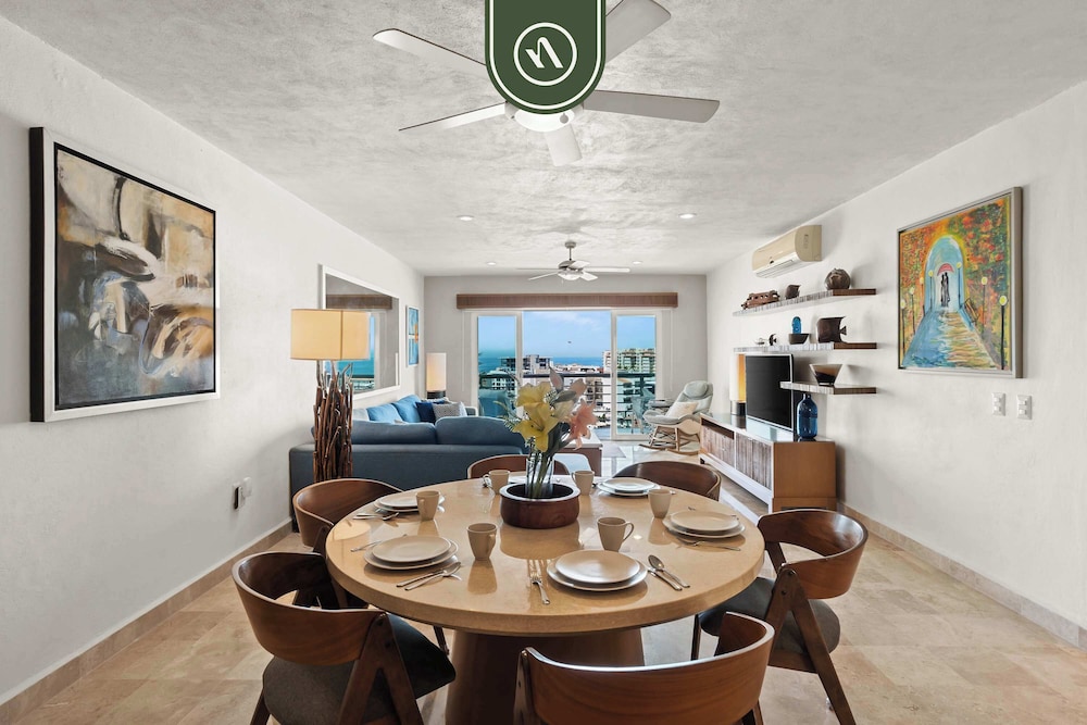 Stunning 2 BR Condo - Oceanview Terrace - Downtown