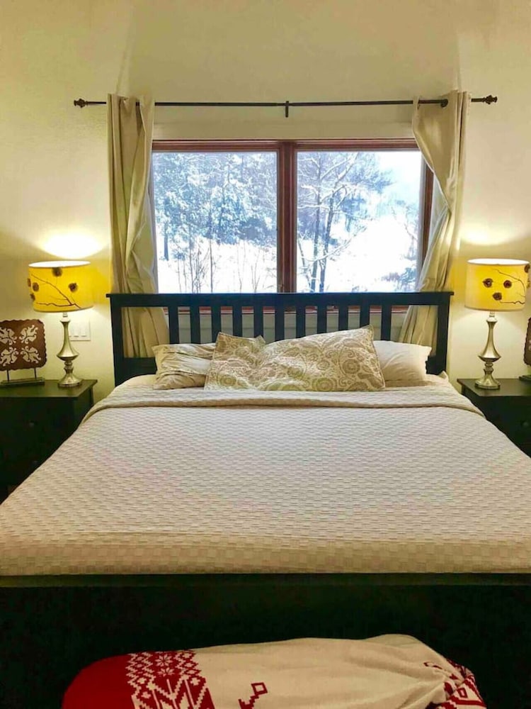 Spectacular 4BR Mountain Home Sleeps 12