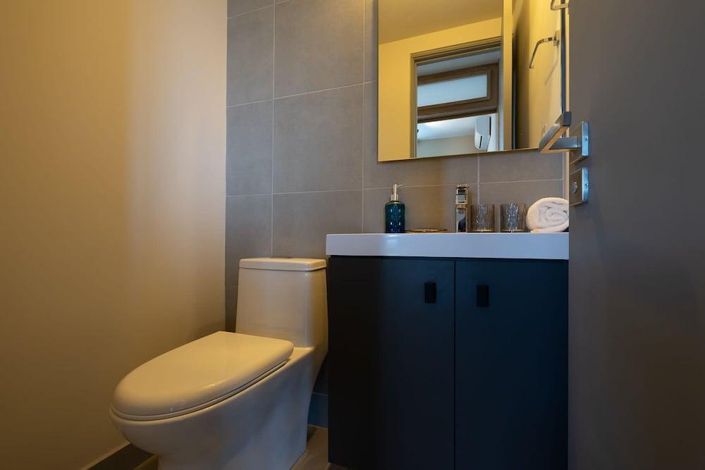 w Regal 1BR w Great Deco in Centriqo