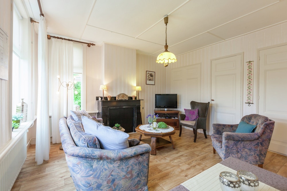 Lovely Cottage near Sea in Wemeldinge