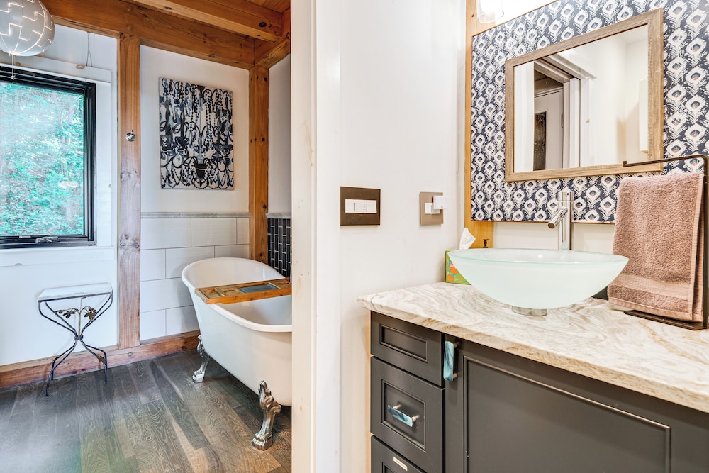 Hot Tub & Mtn Views: Modern Old Fort Hideaway!