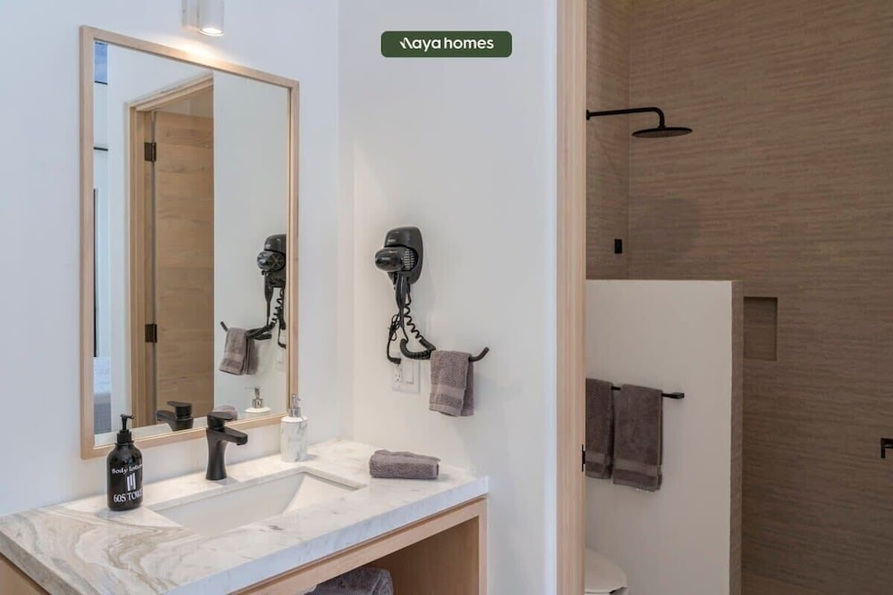 New 1BR Condo in Marina - Rooftop Pool - King Bed