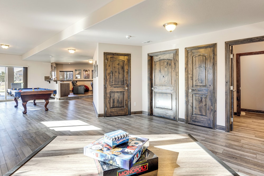 Hot Tub & Games Galore! Colorado Springs Retreat
