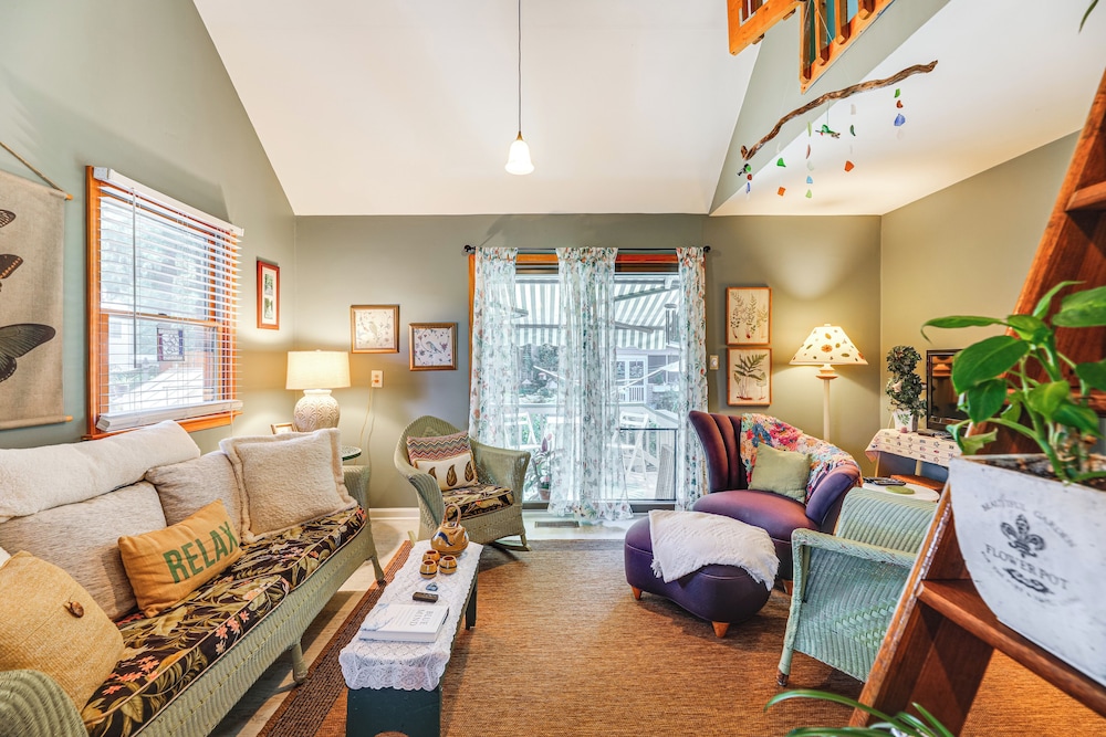 Unique & Artistic Retreat Near Rehoboth Beach!
