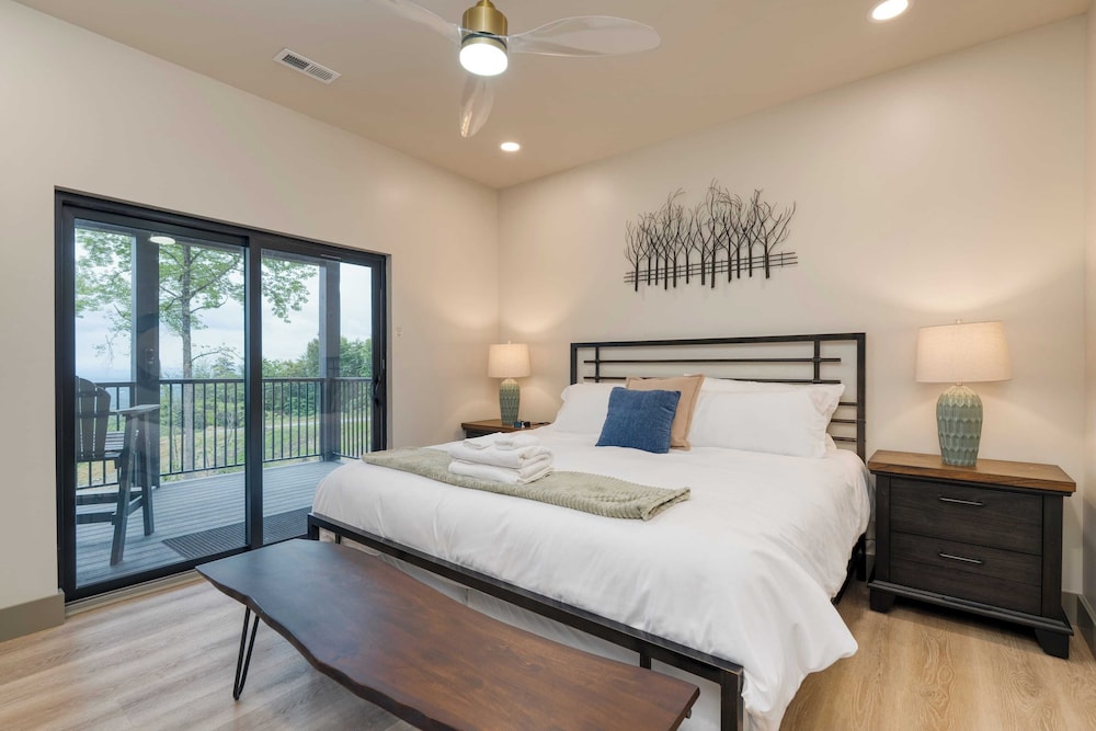 Luxury Group Retreat w/ Indoor Pool, Arcade & 56-mile Views Grand Vista Retreat