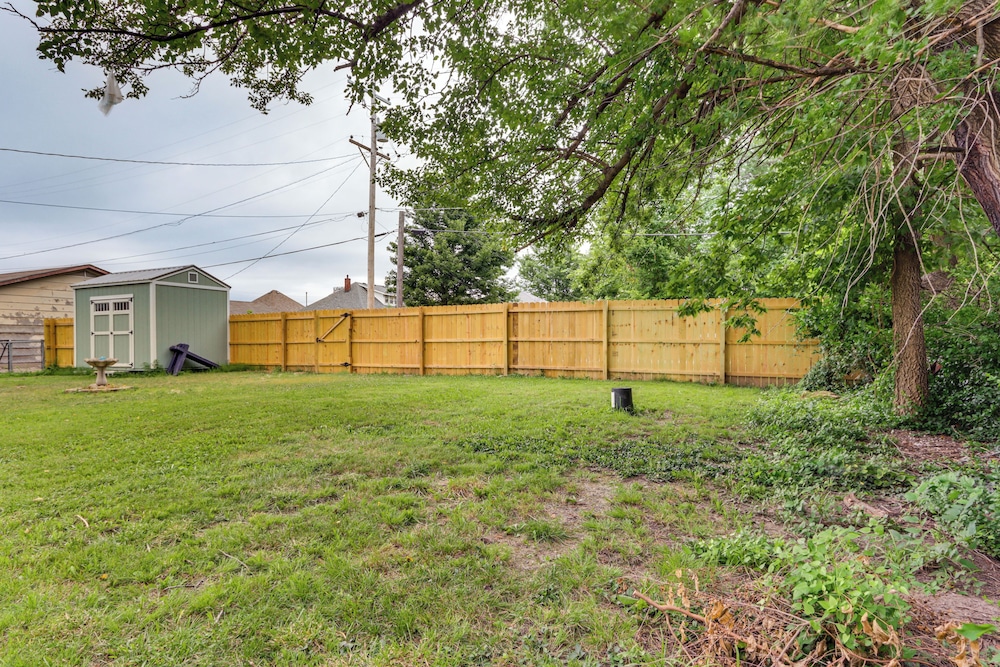 1 Mi to Main St Joplin: Cozy Home w/ Shared Yard!