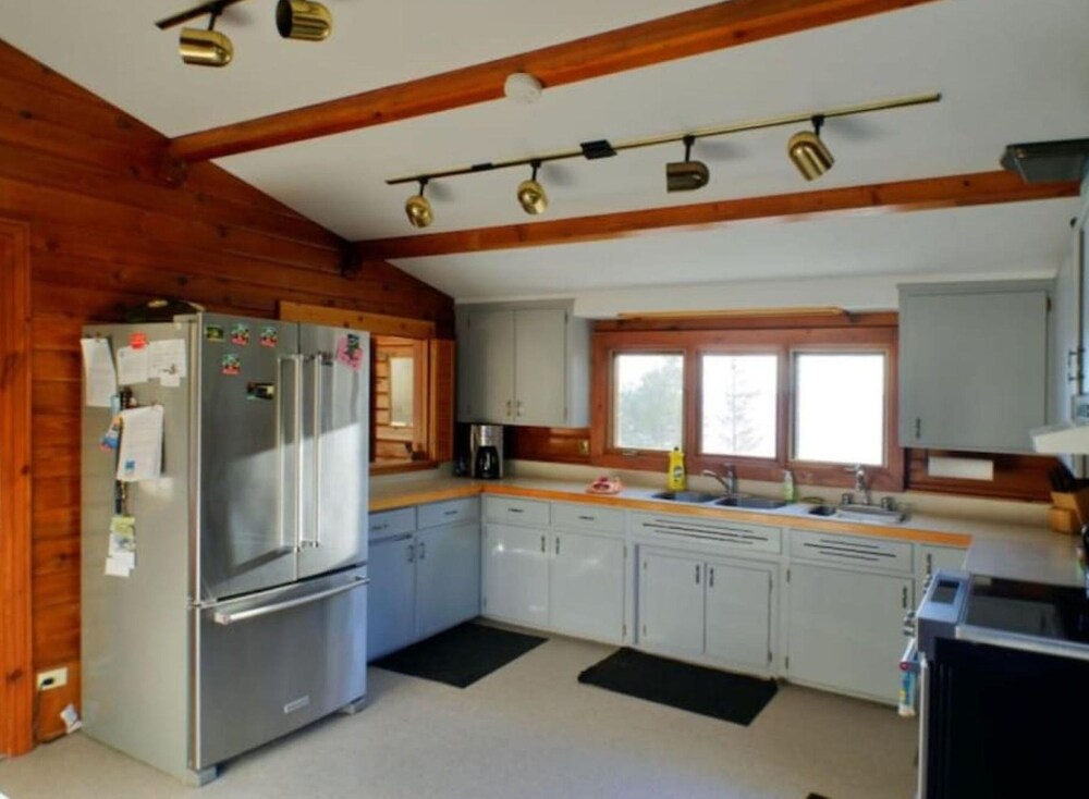 Clifton House - Waterfront Family Home in PEC - Image 3