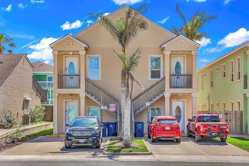 Lovely Beach and Pool Condo