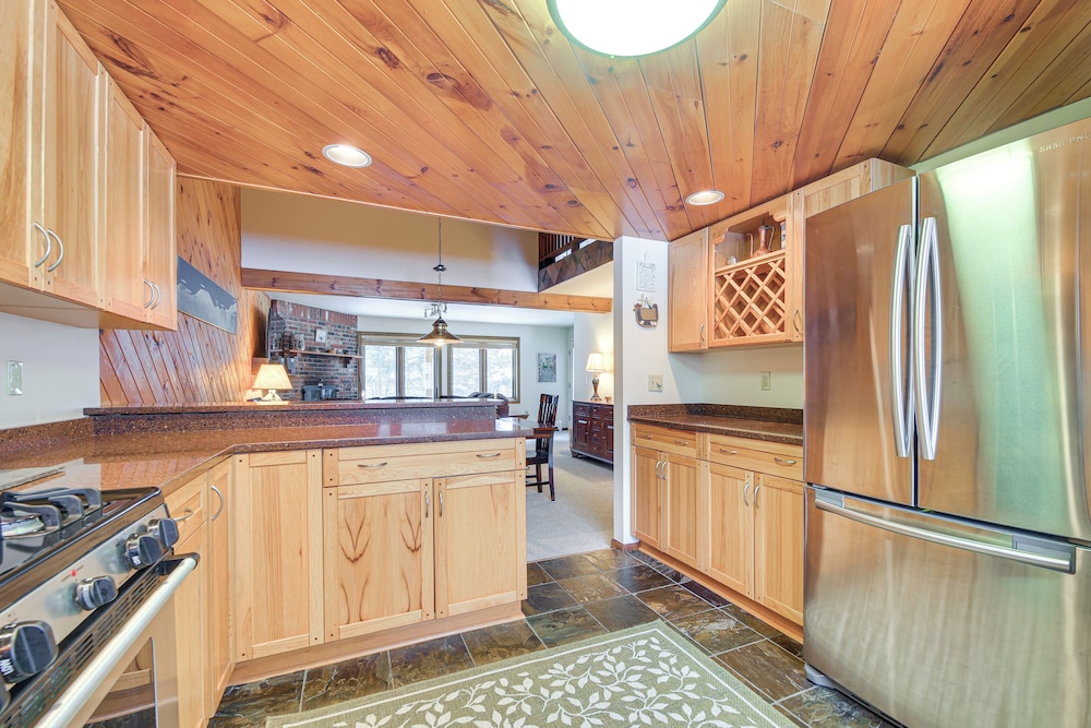 1 Mi to Killington Resort: Townhome w/ Dry Sauna!