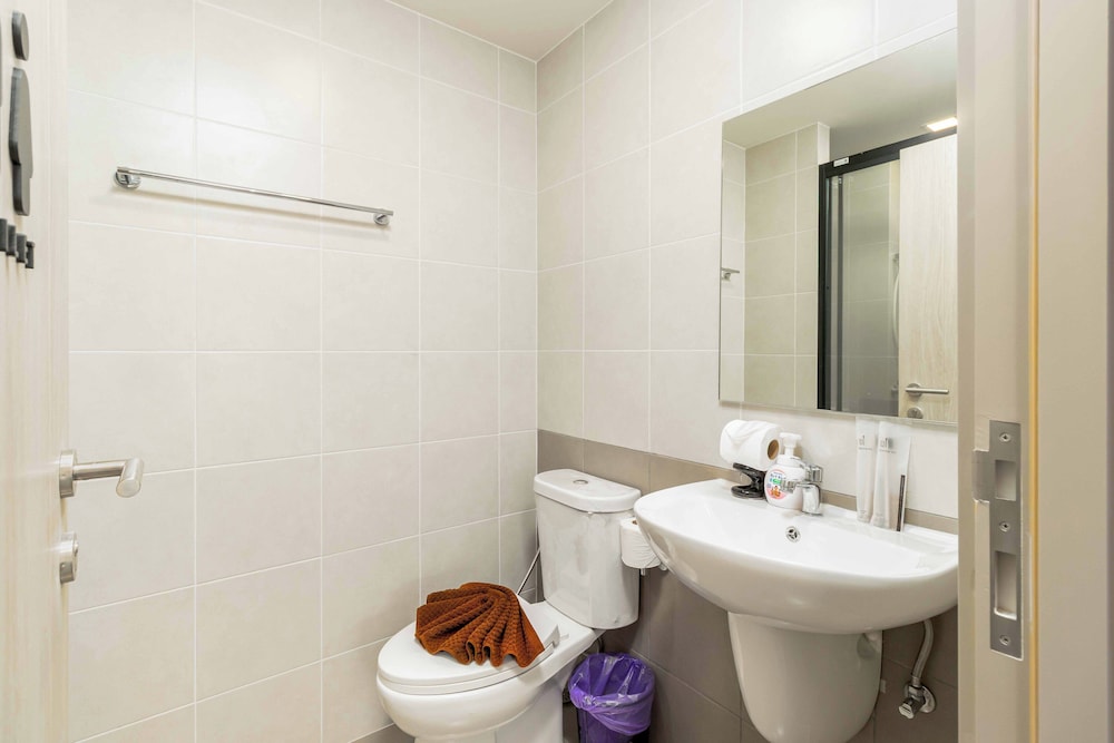 2BR Condo Pool and Full Gym C262