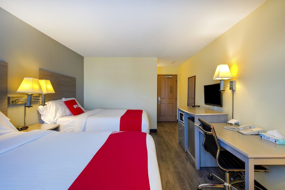 Castle Rock Vacations - OYO Hotel Castle Rock CO Downtown - Property Image 15