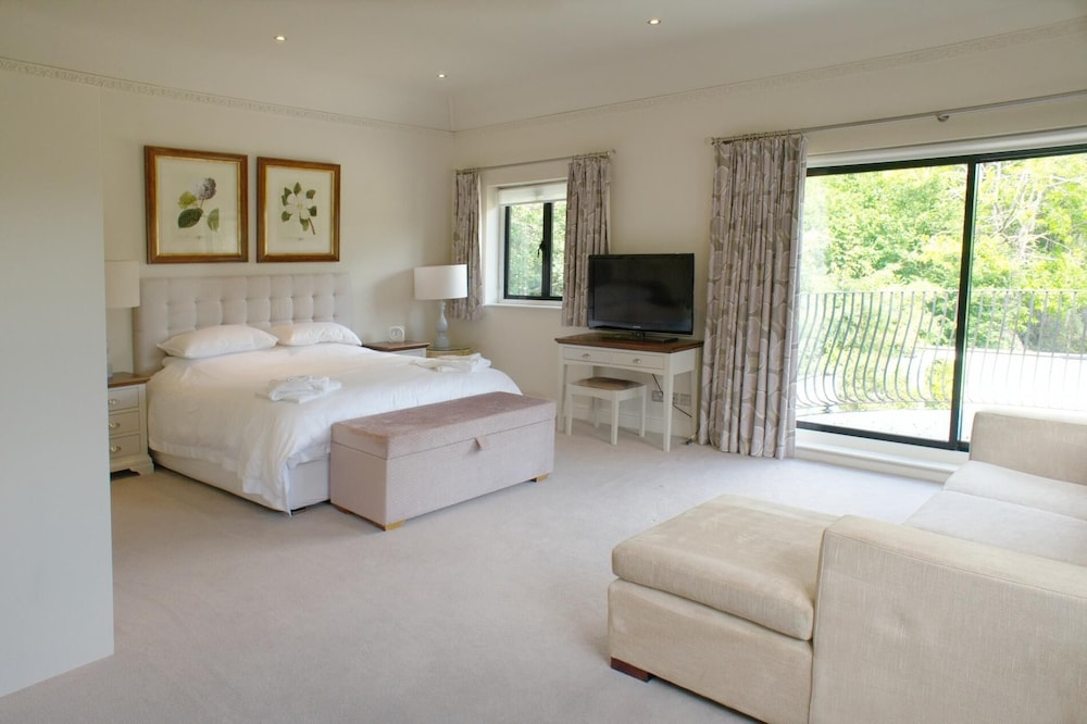 Countryside Escape With Stunning Garden in Surrey view 2