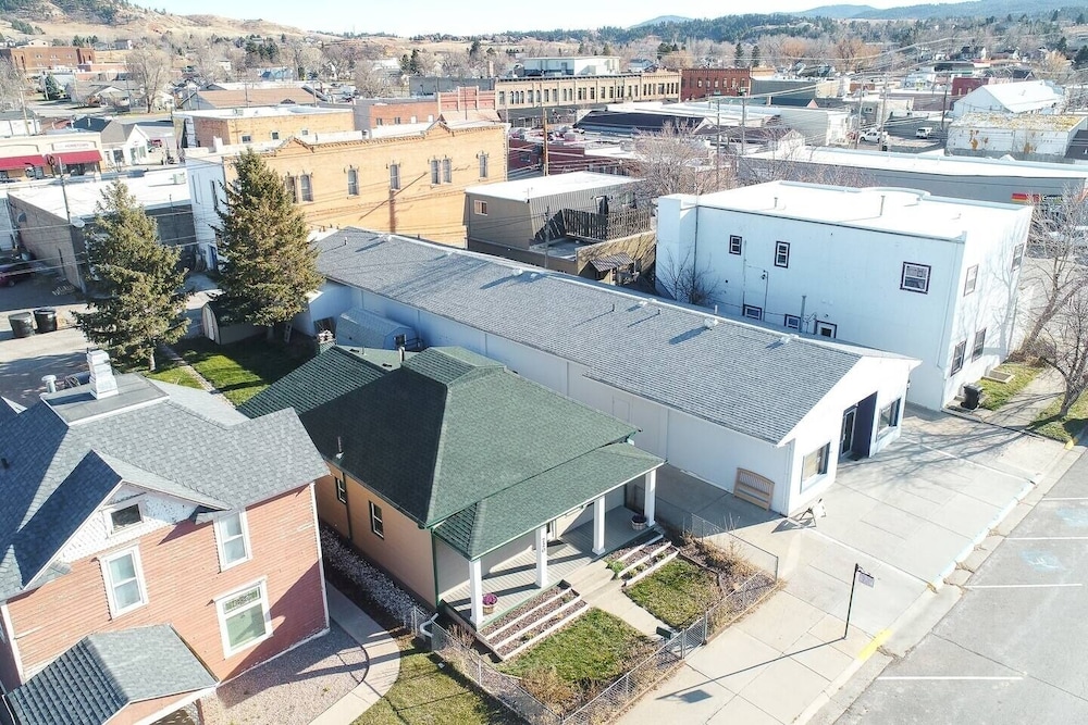 Downtown Charm: Ideal Retreat Near Main Street 3 Bedroom Home by RedAwning view 3