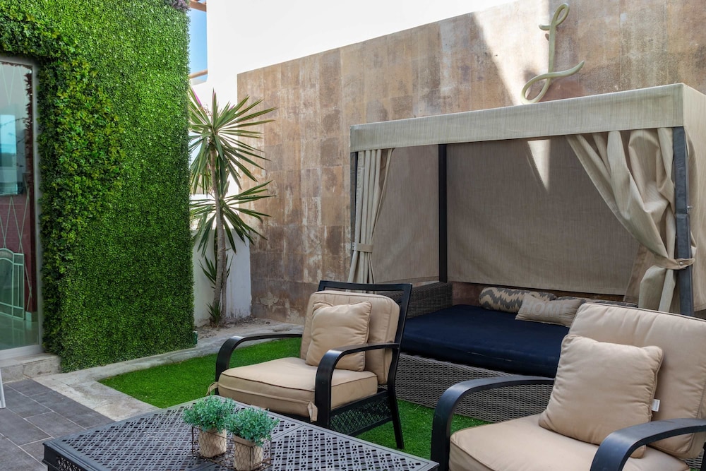 Hidden Gem Villa With Serene Beach Pool Access