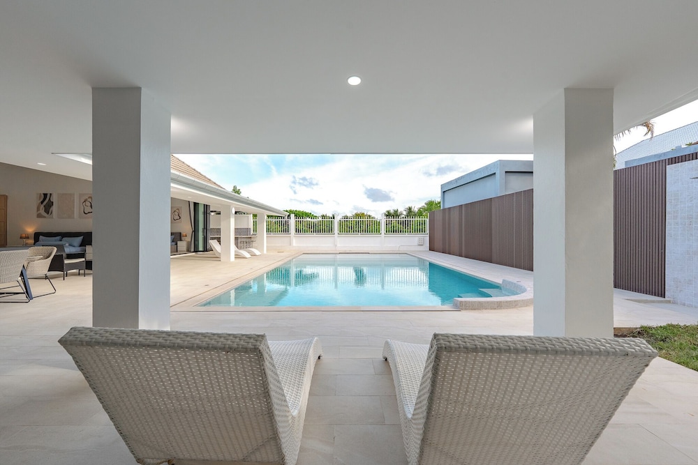 4BR Pool Villa Bar BBQ Near Beach V239