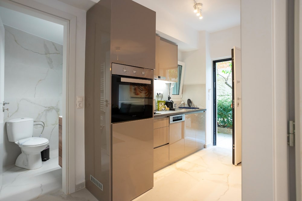 Renovated 2-bedroom Apt Near the Athenian Coast