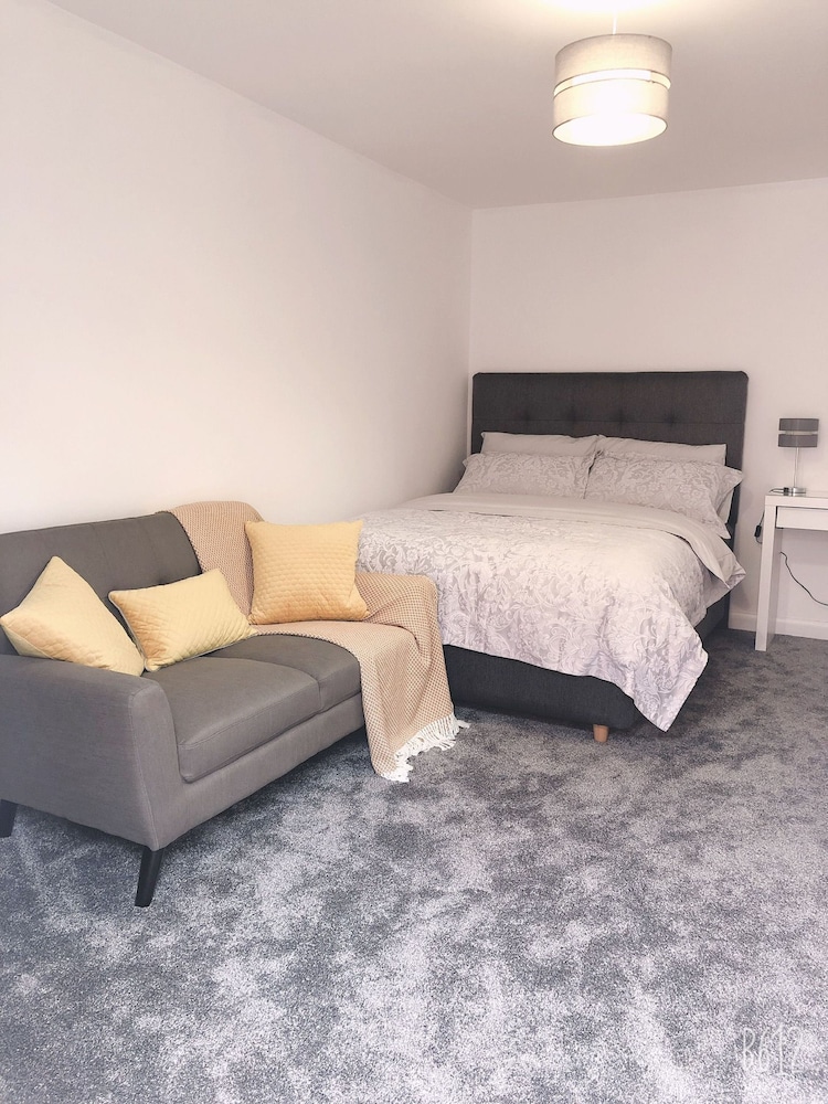 Two bedrooms self-contained flat with Free Parking - Flat 2