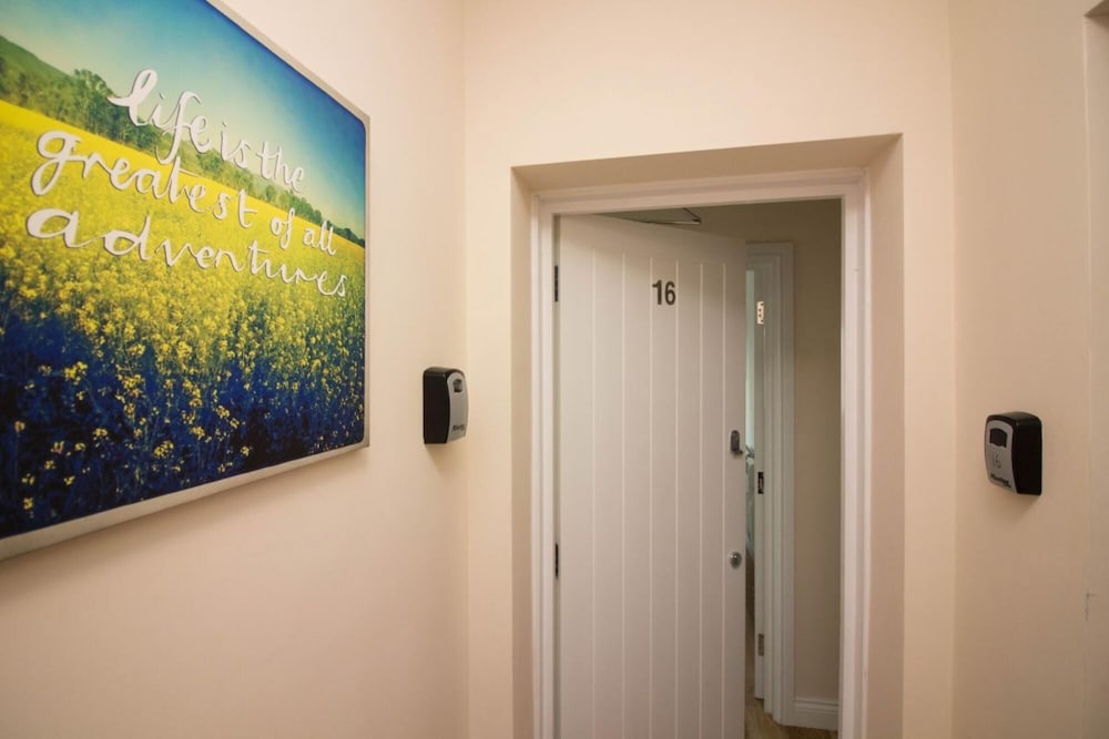 Stayzo Castle Penthouse 16- A Clean Fresh Modern Apartment With Free Wi-fi view 5