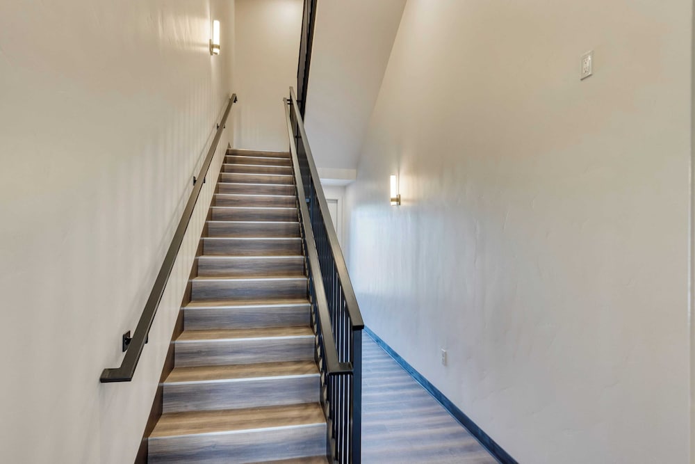 Sleeps 20, 4 Units 10bdr, Hot Tub, Near Old Bend + DT Aerie by Avantstay