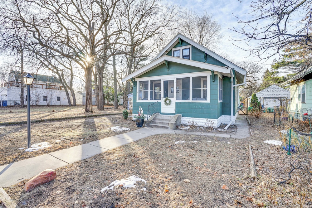 Walk to Beach + Lake Nokomis: Minneapolis Home!