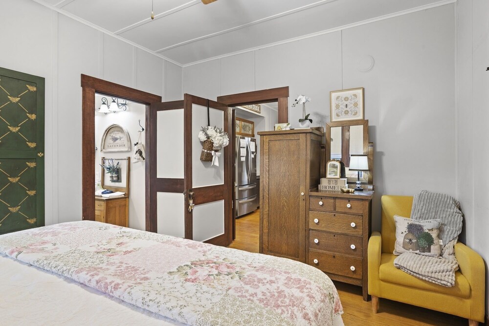 1929 Bell Estate 1 Bedroom Cottage