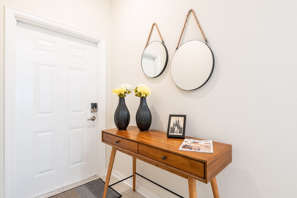 Chic 2bed Condo at Storey Lake Mickey Room