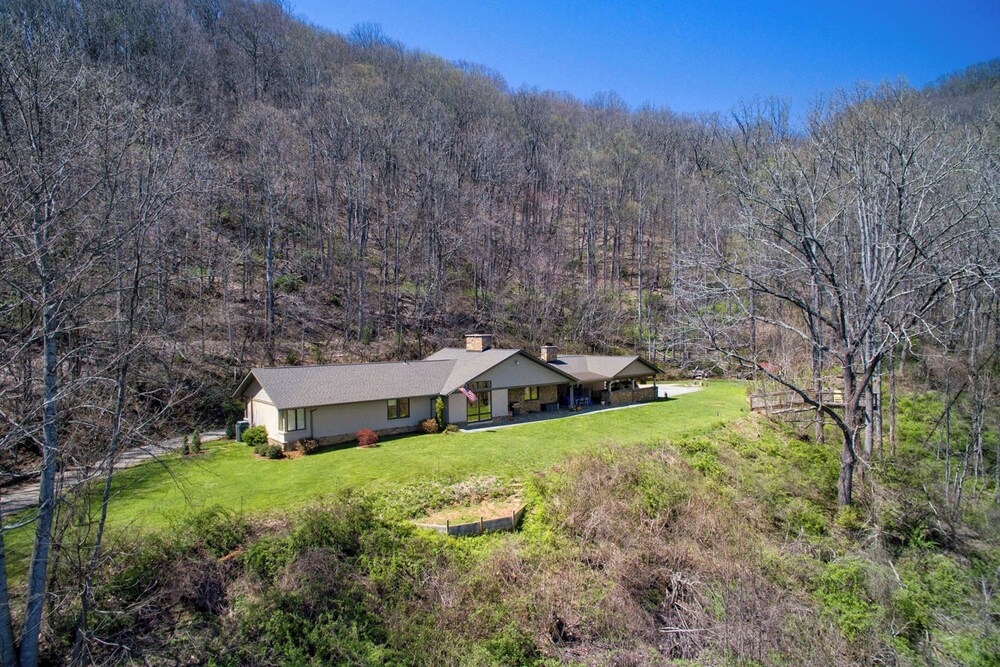 Luxury Lodge on 45 Acres: Patio, Deck & Views!