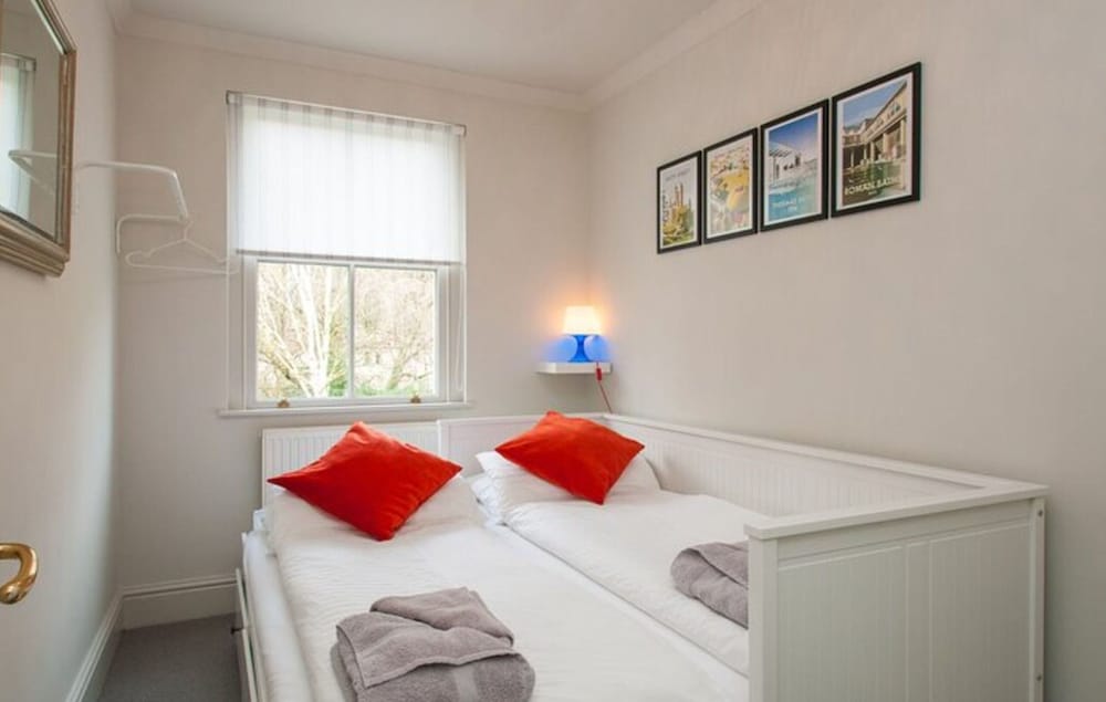 Central Quiet 2 Bedroom Townhouse With Office view 5