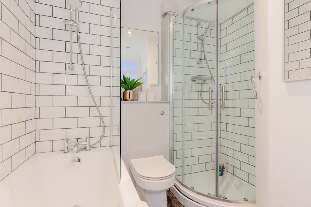 Bright 2 Bedroom Flat in Lambeth With Balcony