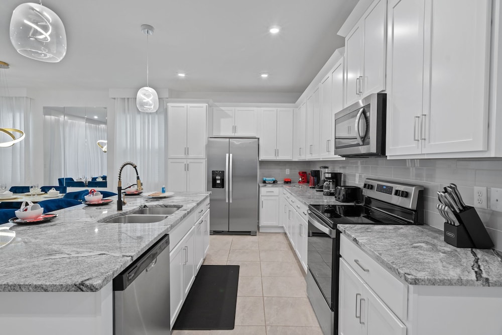 Chic 6 Bedroom Solara Home Pool and Themed Rooms
