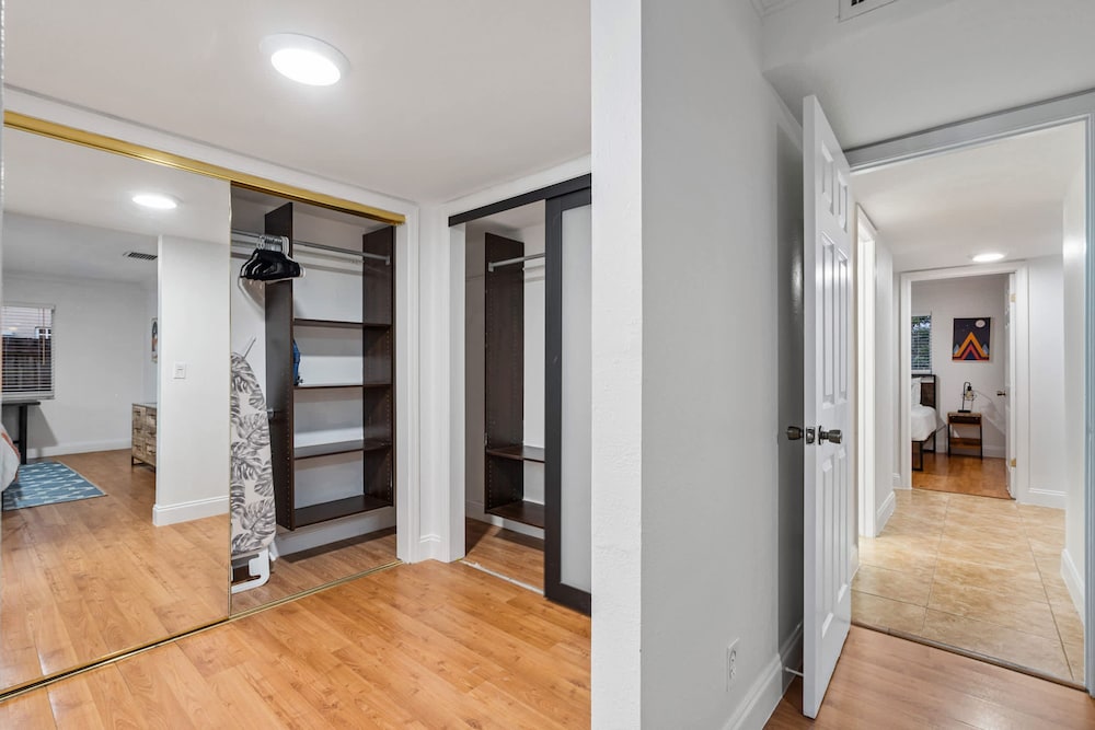 4BR With Private Pool and Game Room - Prime Location