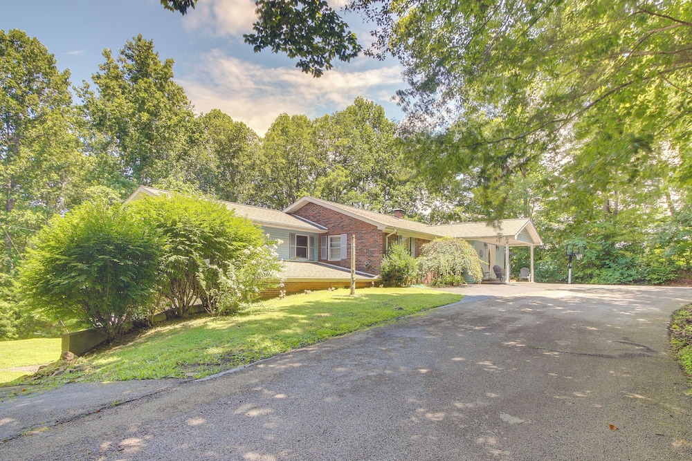 Family Home w/ Game Room! 1 Mi to Dale Hollow Lake